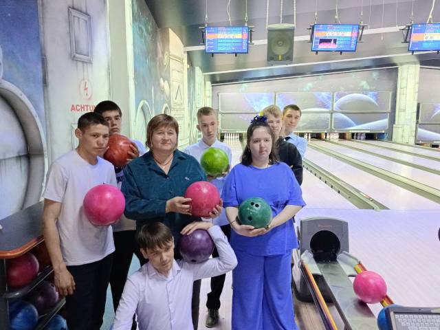 Посещение боулинга "Космодром".